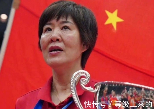 世界女排联赛|离开中国女排后，郎平享受退休生活！国庆节田间削甘蔗享受生活