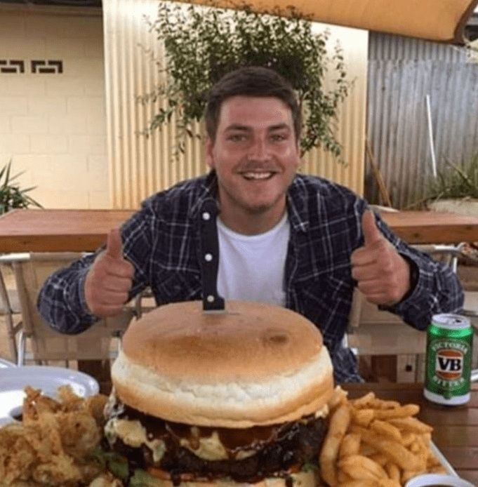  昆州“怪兽汉堡”走红网络，一份用掉1.2公斤肉！店家：谁能一人吃完，送一桶酒