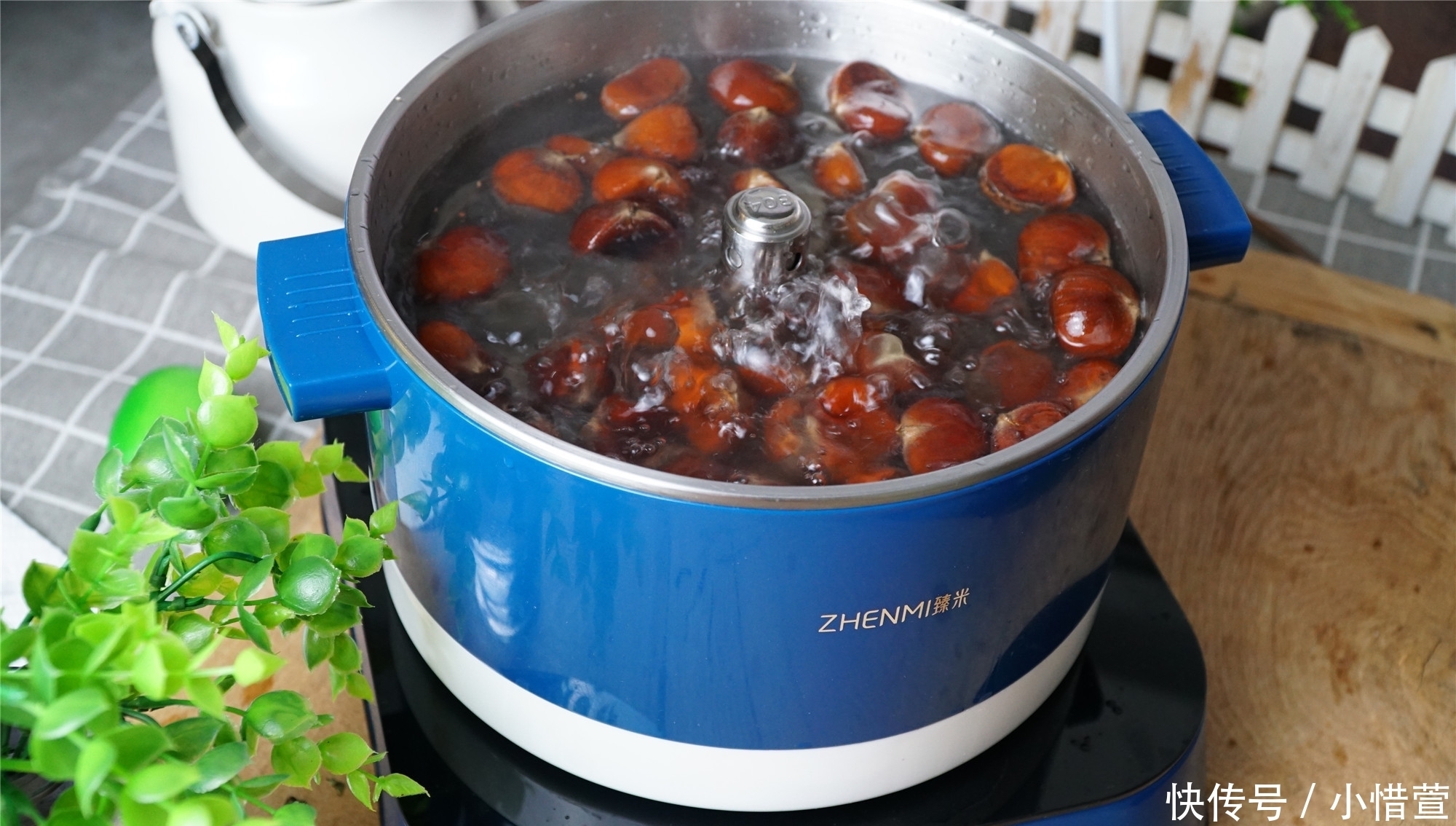 教你巧剥板栗,一撕一挤就出来,几分钟剥一堆,干净完整不伤手