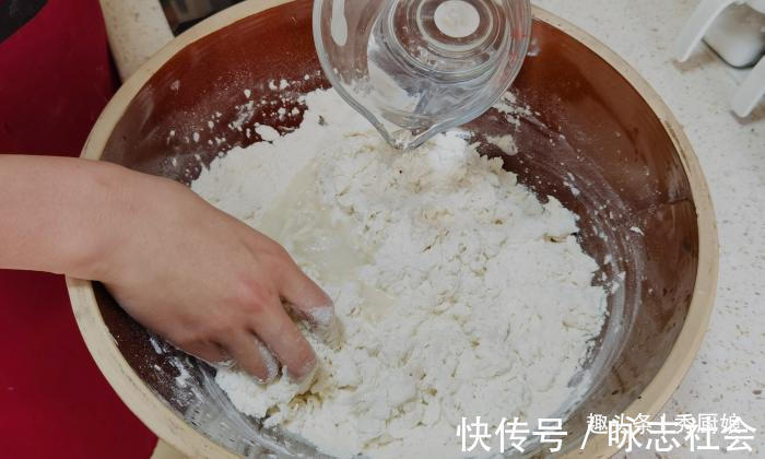 老师傅|包白菜饺子时,记住老师傅的“2放2不放”,饺子鲜嫩多汁,特好吃