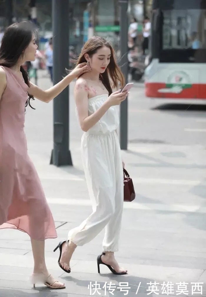 绝代佳人难得,惜守韶华美景,藕粉色连衣裙演绎的优雅时尚之美