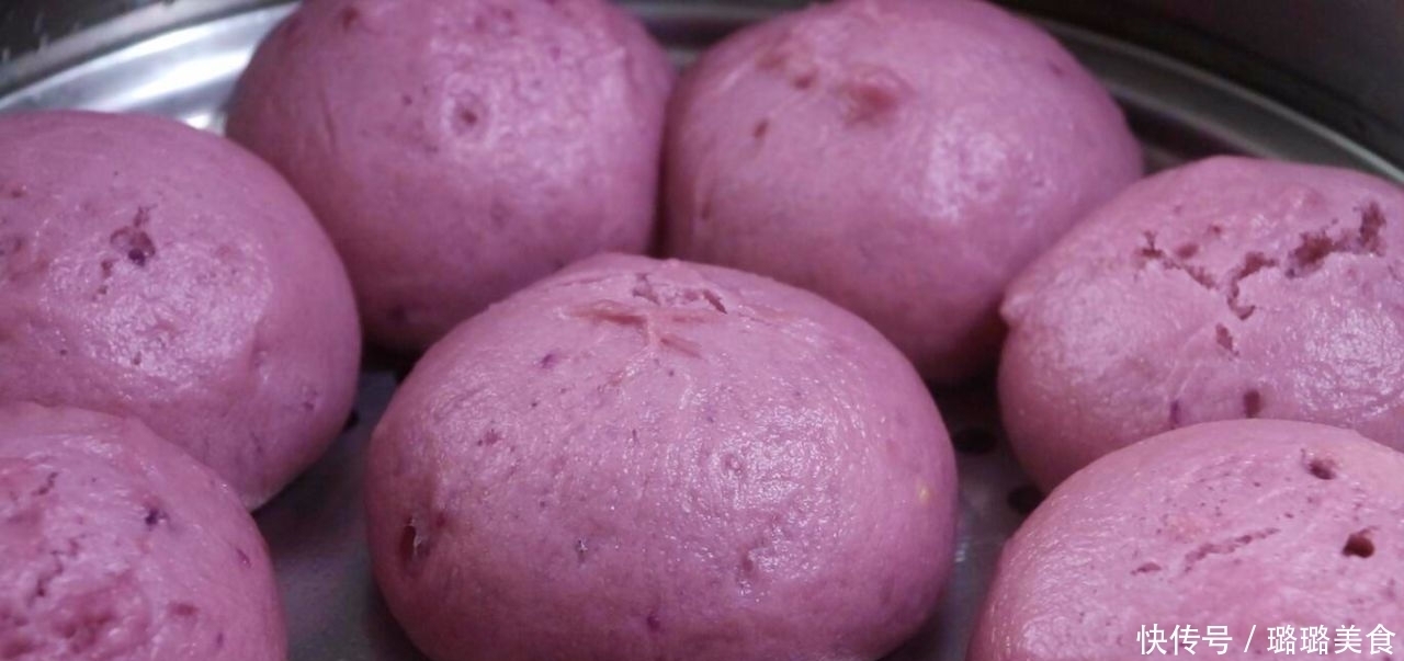 这是面粉的懒人做法,和面不加水,做出的馒头松软不塌,香甜可口