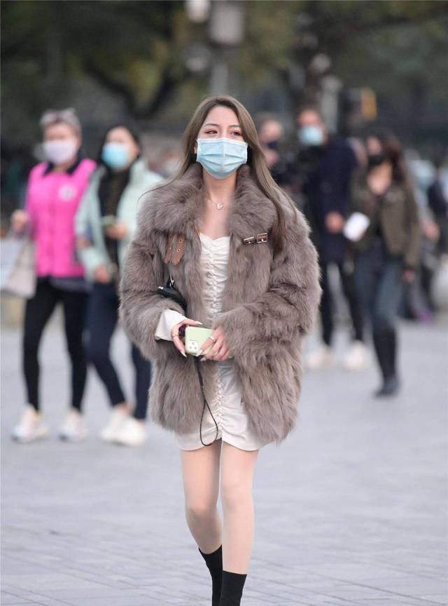 选择|冬季选择一款皮草大衣,衬托贵气,保暖效果好还时尚美