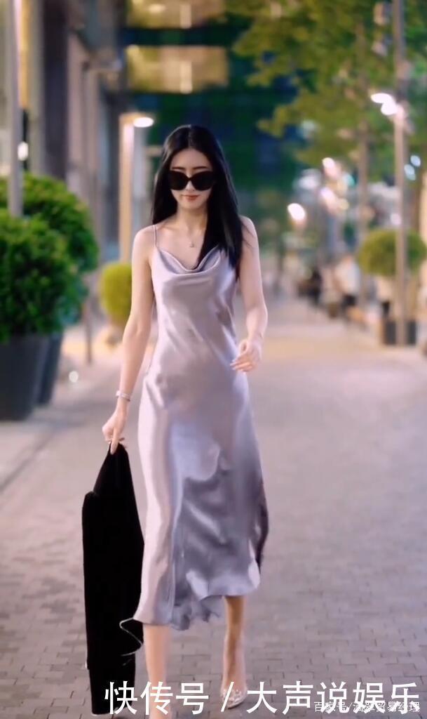 有趣|真丝吊带裙真有趣，一定不要穿外衣，照样美得耀眼