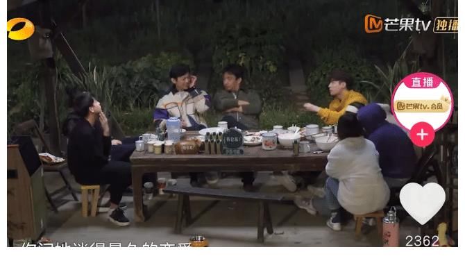张艺兴|《向往的生活》啥时成恋爱节目了，张艺兴全程尬聊恋爱史，单身狗好尴尬