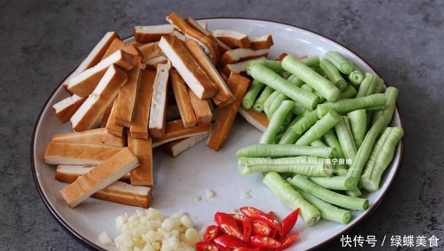 猪肉太贵吃不起,不如吃这菜,做法简单味道好,比吃肉过瘾