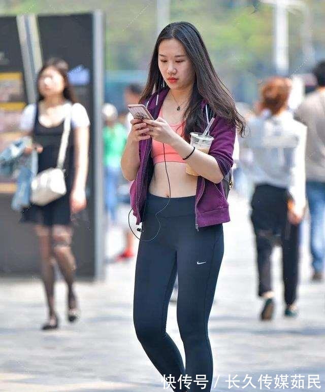 魅力|塑型牛仔裤穿搭，成熟稳重精致，魅力出街