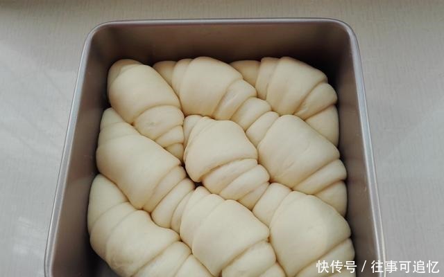 想吃面包不用买,做法很简单,蓬松暄软还拉丝,放三天也不硬!
