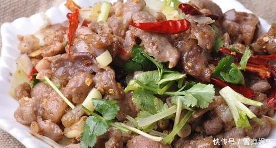 孜然炒肉,和馒头夹在一起吃,好吃到停不下来