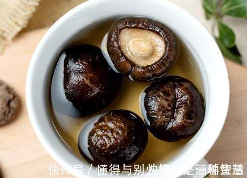 炖排骨时,最忌直接焯水,记得多做一步,排骨没腥味,软烂又好吃