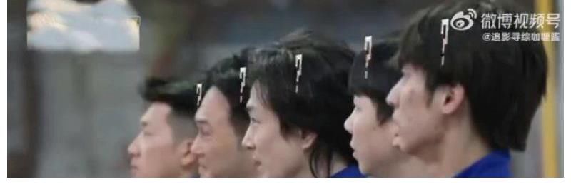 张智霖陈小春做引体向上,网友:标准的“架势十足、实战不行”