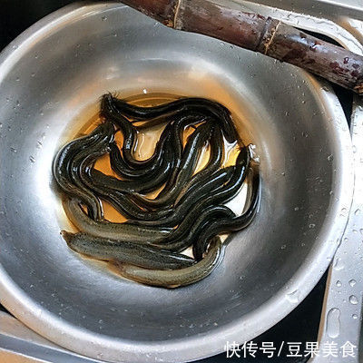 懒人必备这道炒泥鳅,简单几步,十分钟就上桌
