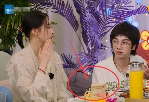 华晨宇|王牌茶话会别人面前都摆串儿，谁注意关晓彤吃啥？懂了啥叫自律