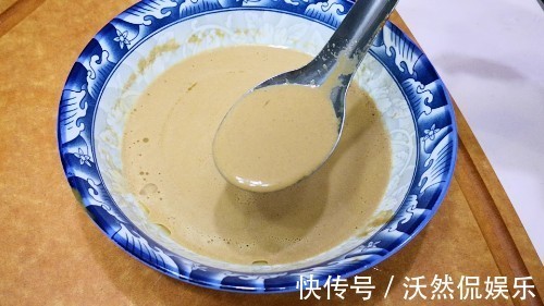 调芝麻酱时,最忌直接加清水!大厨教你正确做法,口感细腻又爽滑