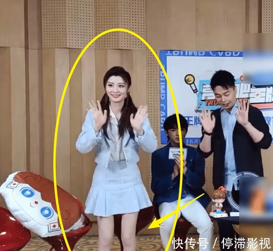 王牌6女神费费终于火了,和关晓彤一起直播,这大长腿我却看愣了