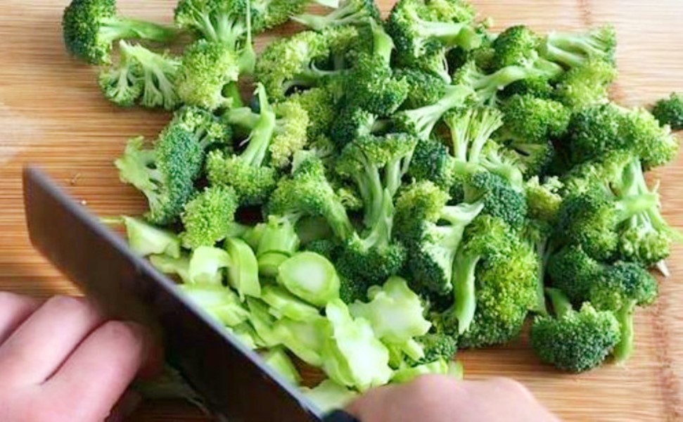 西兰花|炒西兰花,有人焯水、有人直接炒,都不对!教你正确做法,太香了