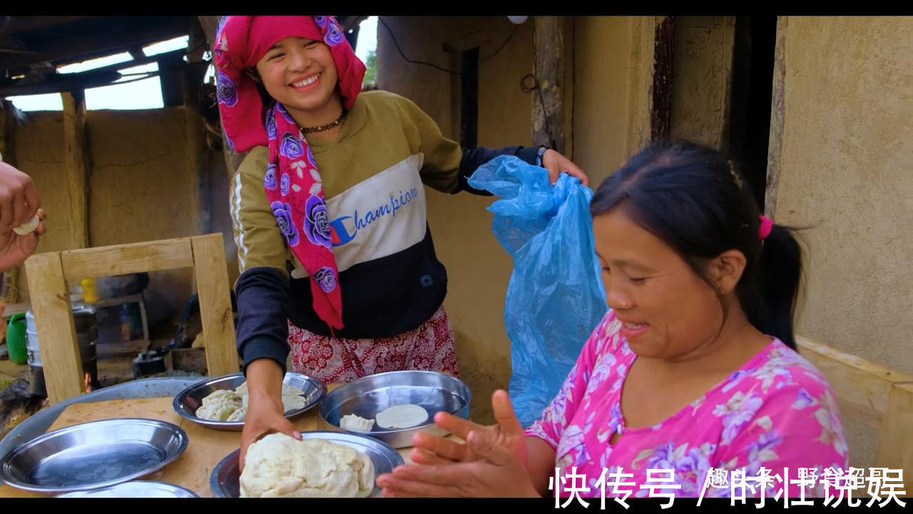 咖喱粉|尼泊尔兄弟家女儿长大了，引无数帅哥到家中玩，一起包猪肉饺子