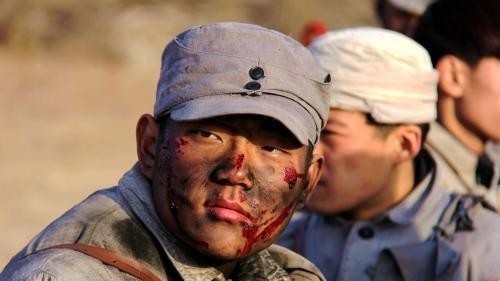 当年|当年八路军缴获了那么多钢盔，战时为啥很少戴？其实都怪导演！