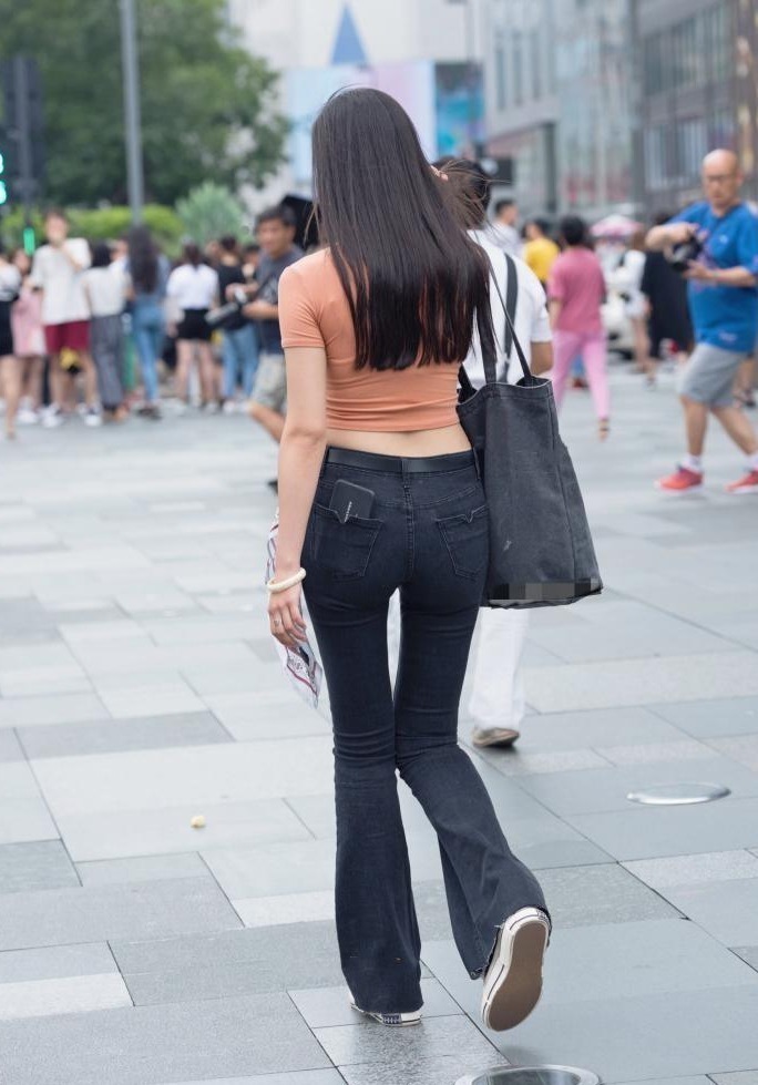 上衣|美女买这么潮的抽绳上衣,现在都流行抽绳了吗