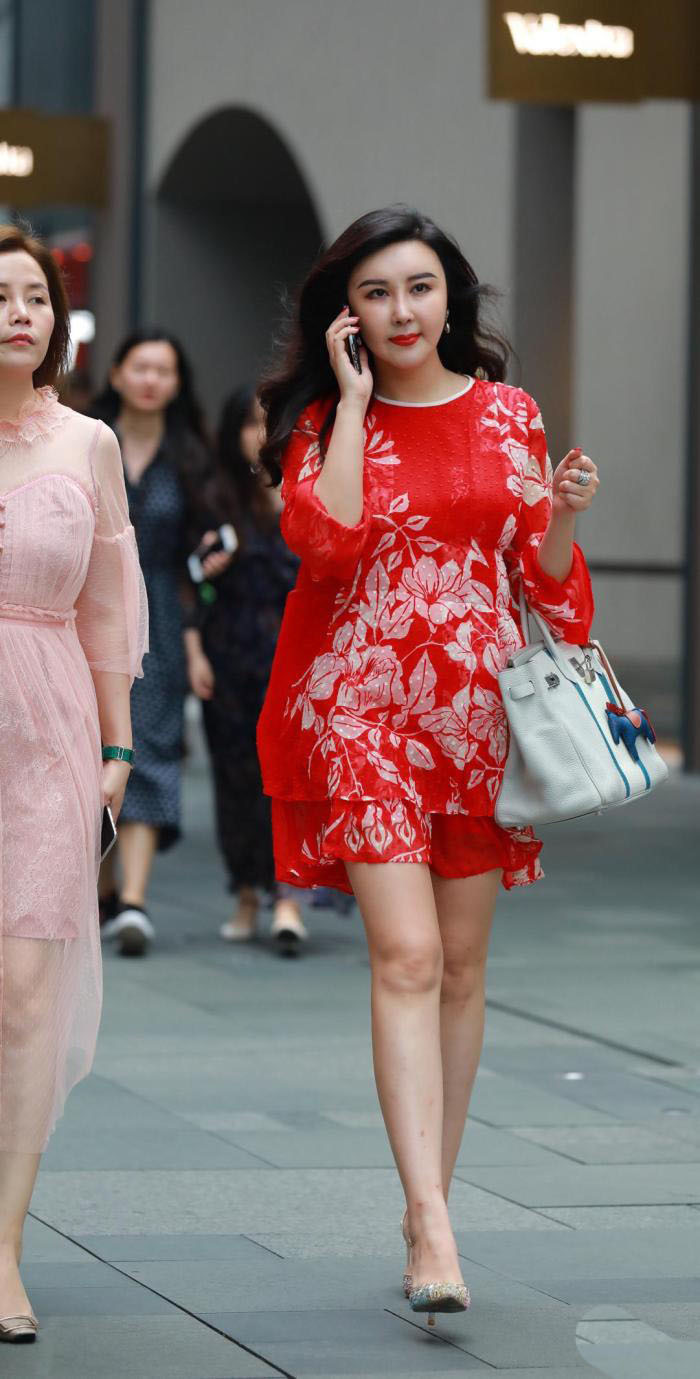 街拍阿姨不在意世俗的眼光,穿得红红火火,太吸睛了吧