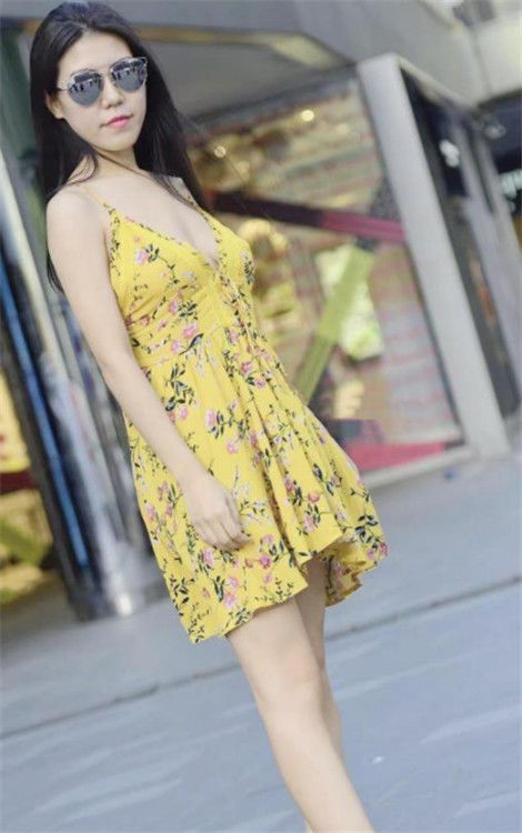 街拍打电话的小姐姐,身穿浅灰色的时尚连衣裙,面带微笑气质不错