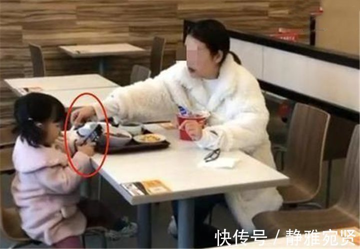 学习习惯|母女俩在服务区吃饭,被路人拍下传到网上,网友:为孩子未来担心