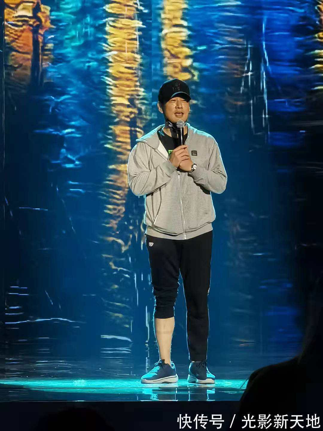 大湾区音乐会彩排现场曝光:素颜王菲显老,周深反复排练