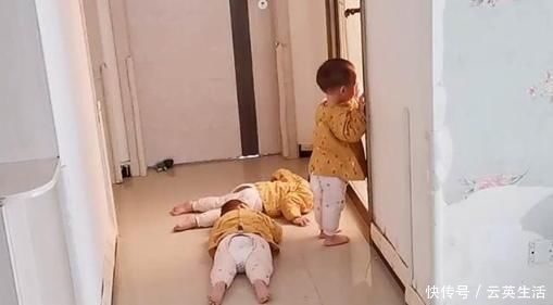 舒舒服|妈妈洗澡,三胞胎宝宝化身“侦察兵”,趴门缝喊妈妈