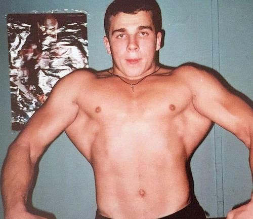 健美运动员|男子健身练出健美真空腹, 身材魁梧, 退役后却当上了服装设计师!