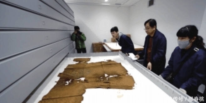 a6264|晒晒郭沫若力主发掘明定陵出土的文物: 如今龙袍发黑碎裂