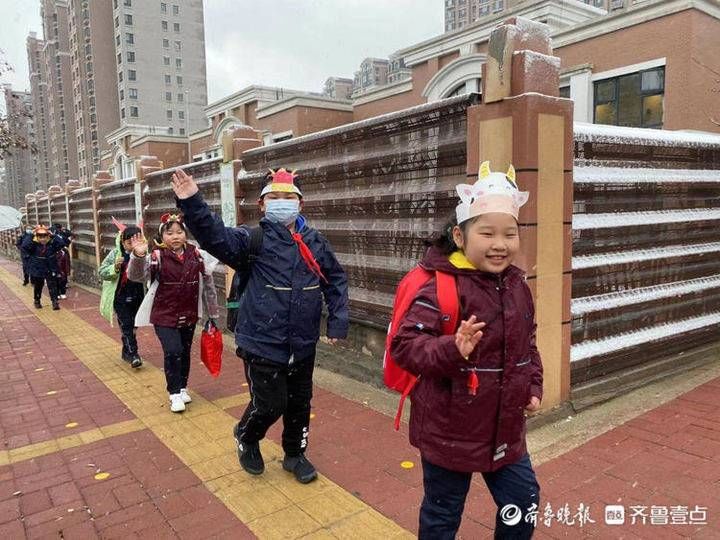 头戴牛年头饰走进校园！济南市名士小学举行开学典礼