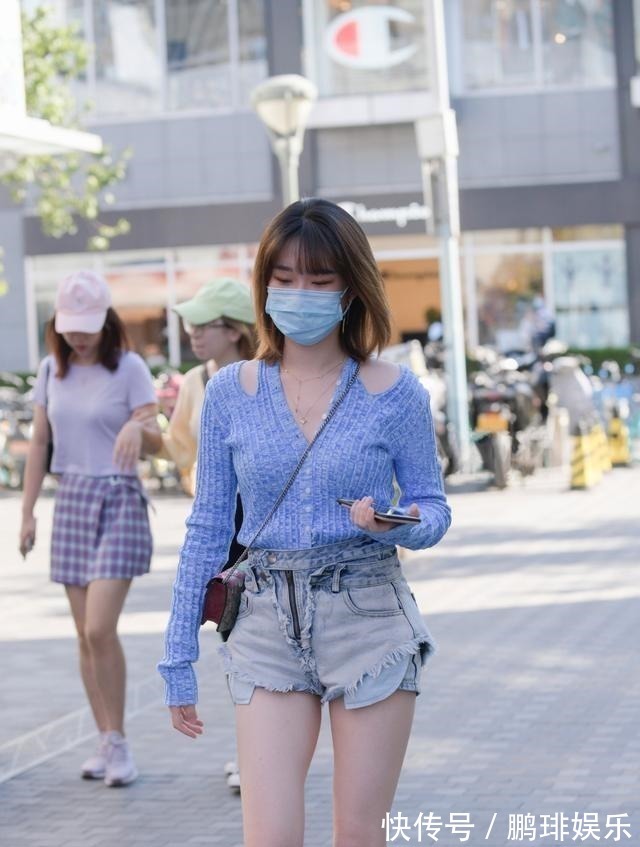 复古风 黑色迷人运动鞋搭配黑色修身打底裤,相当常见的单品,搭配基础款!