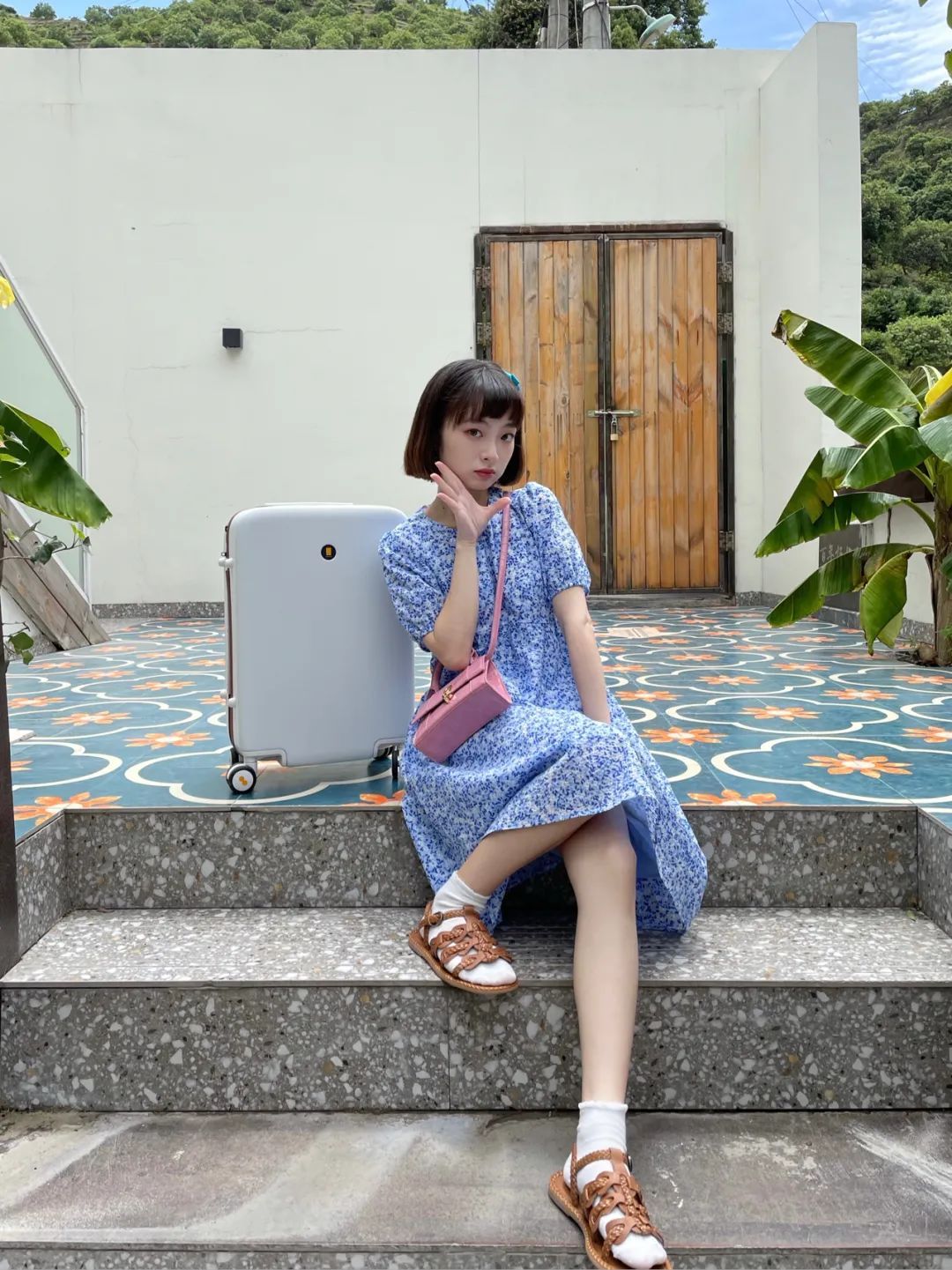 夏梦|忘了高跟鞋吧！小个子穿连衣裙配平底鞋，气质又好看