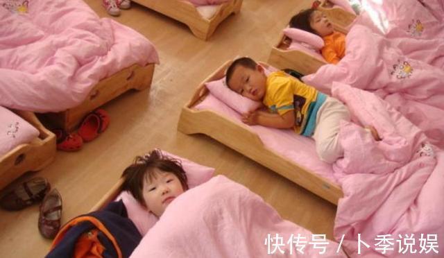 宝妈|幼儿园“贪睡宝宝”赖床不起，老师同学全员出动，宝宝依旧睡得香
