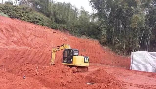 小王|70后老夫妻合伙开山，40万为孩子建独一无二的2层婚房，牛！