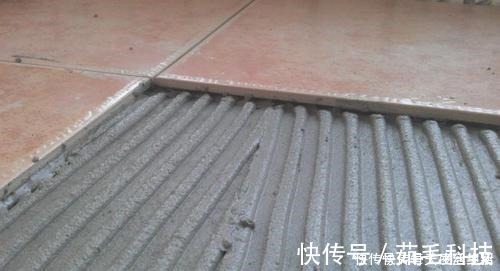 瓷砖|越来越多人不用水泥贴瓷砖了,他们都用这种材料来铺,省钱又方便!