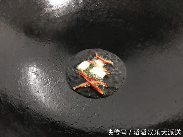  下锅|不管炒什么青菜，不要直接下锅，学会这个小技巧，青菜脆嫩不发黑