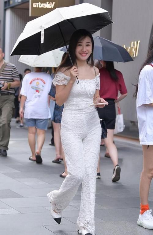 瑜伽裤|简单的白色短袖，搭配灰色瑜伽裤，很显女神范儿！