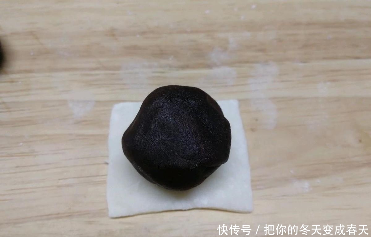 简单易上手的蛋黄酥,层层馅料包裹,香酥可口,太好吃了