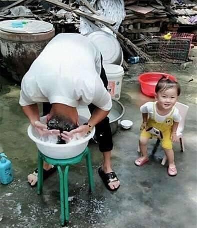妈妈|爸爸在洗头,三岁女儿拿掉爸爸的凳子,接下来让妈妈笑喷