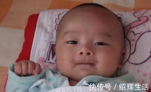 宝宝|宝宝多大才能使用枕头?这个时间父母别弄错,不然可能会伤害宝宝