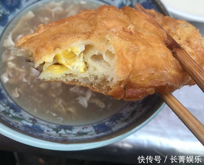 七旬老汉炸油条三十年,一根价格顶别人三根,每天早上摊前挤满人