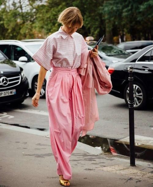 2021粉裤子潮流你跟了没？日杂穿搭灵感，增加温柔气质