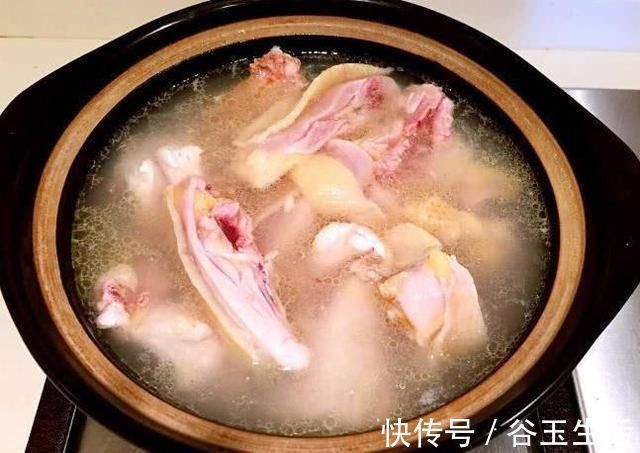 炖鸡汤时,不要焯水,也别直接炖,饭店大厨教你怎么做
