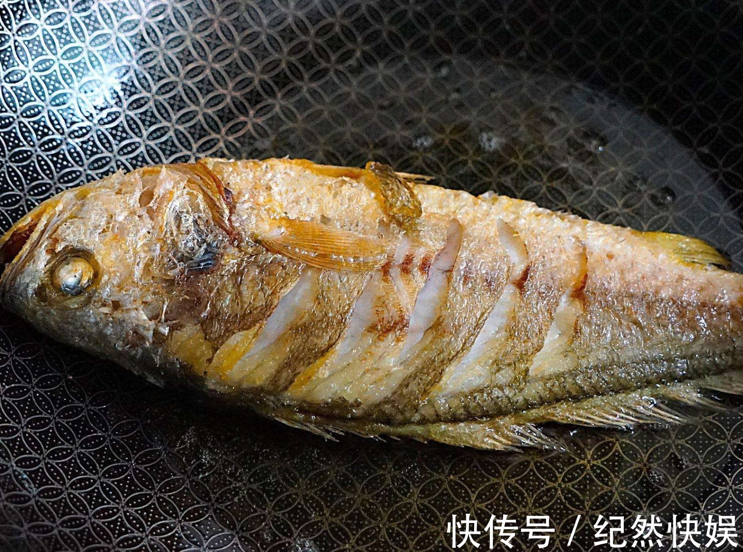 鲜嫩|煎鱼时，不要着急下锅，教你2招，鱼肉鲜嫩不粘锅，美味无腥味