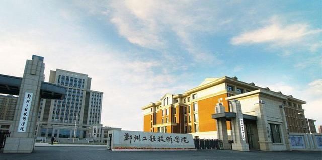 两间大学|这两所高校，“共用”1个校门，网友调侃：是因为学校没钱吗？