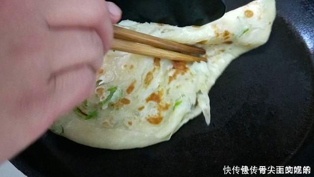 葱花饼这样做太香了，多加1种食材，外酥里软，凉了也不硬，解馋