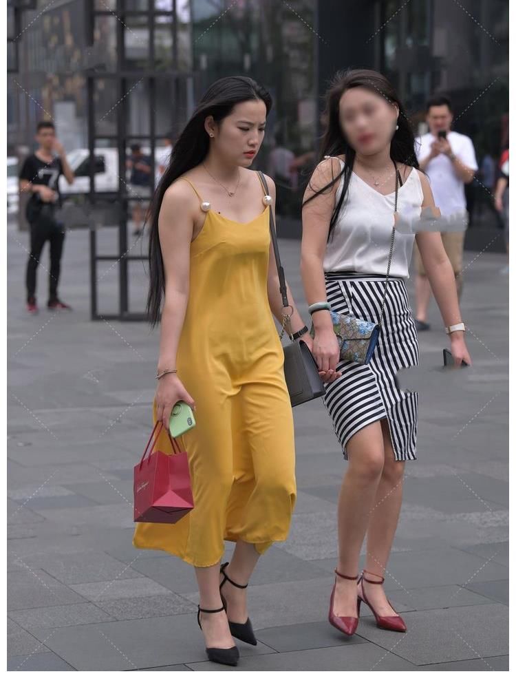 吊带|V字领吊带连衣裙搭配高跟鞋，端庄优雅，尽显无限美好风格