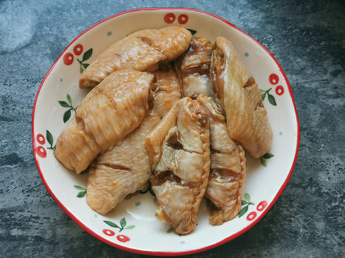 在家烤翅中自配腌料，烤好外焦里嫩香浓入味，真解馋