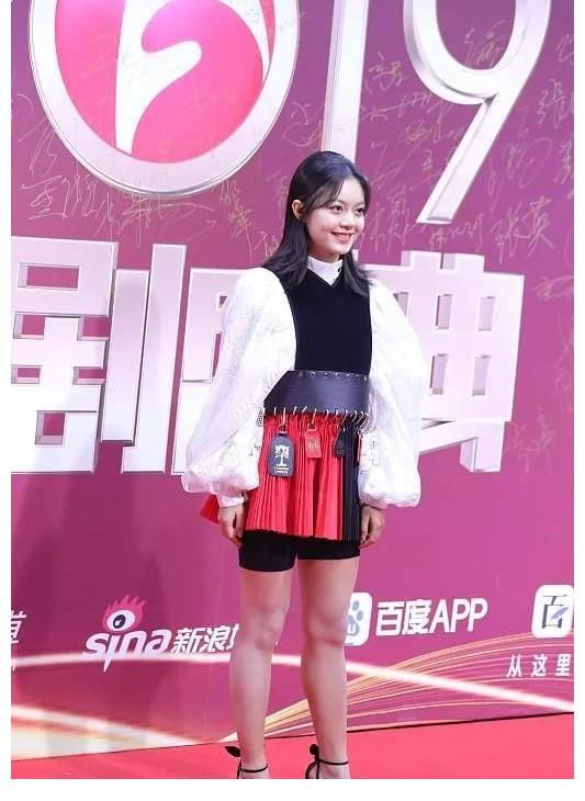 趙今麥雖然穿的很奇怪，但顏值很招人喜歡，太適合甜酷風(fēng)搭配了